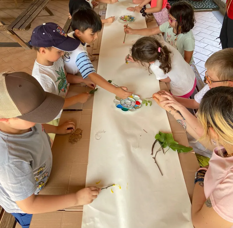 Laboratorio creativo per bambini al centro estivo