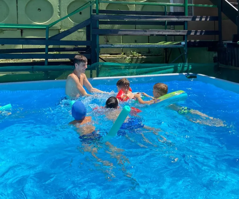 Bambini in piscina al centro estivo