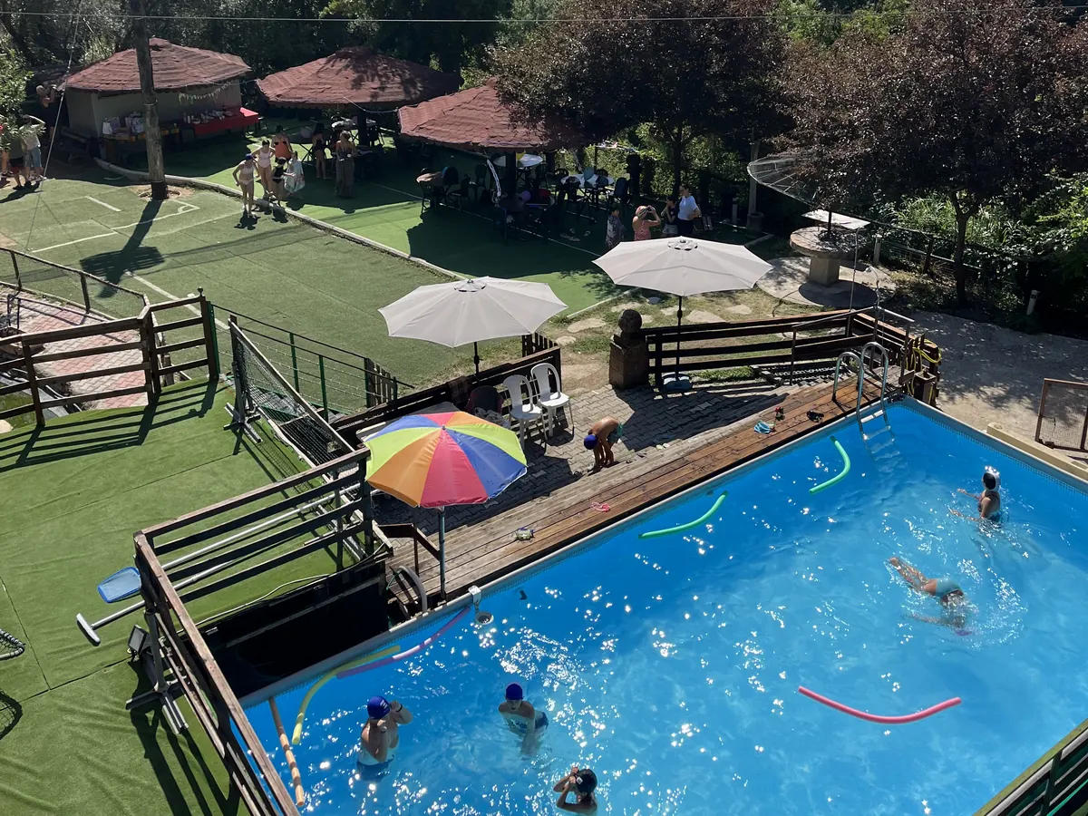 Lo spazio riservato del Villaggio Bushi Adventures con piscina, gazebo e area prato